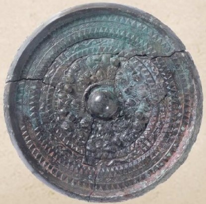 三角縁三神一仏四獣鏡